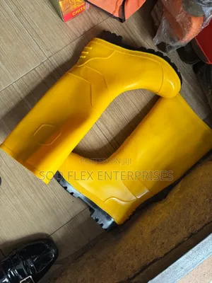 Yellow And Green Color Rubber Durable Rain Boot Available