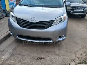 Toyota Sienna 2011 Silver