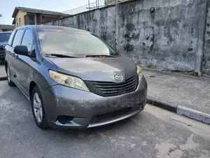 Toyota Sienna 2011 Silver
