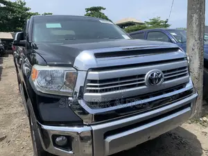 Toyota Tundra 1794 5.7L V8 w/FFV 4x4 CrewMax 5.6 ft. box 145.7 in. WB