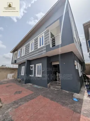 8bdrm Duplex in Old Bodija Estate for sale