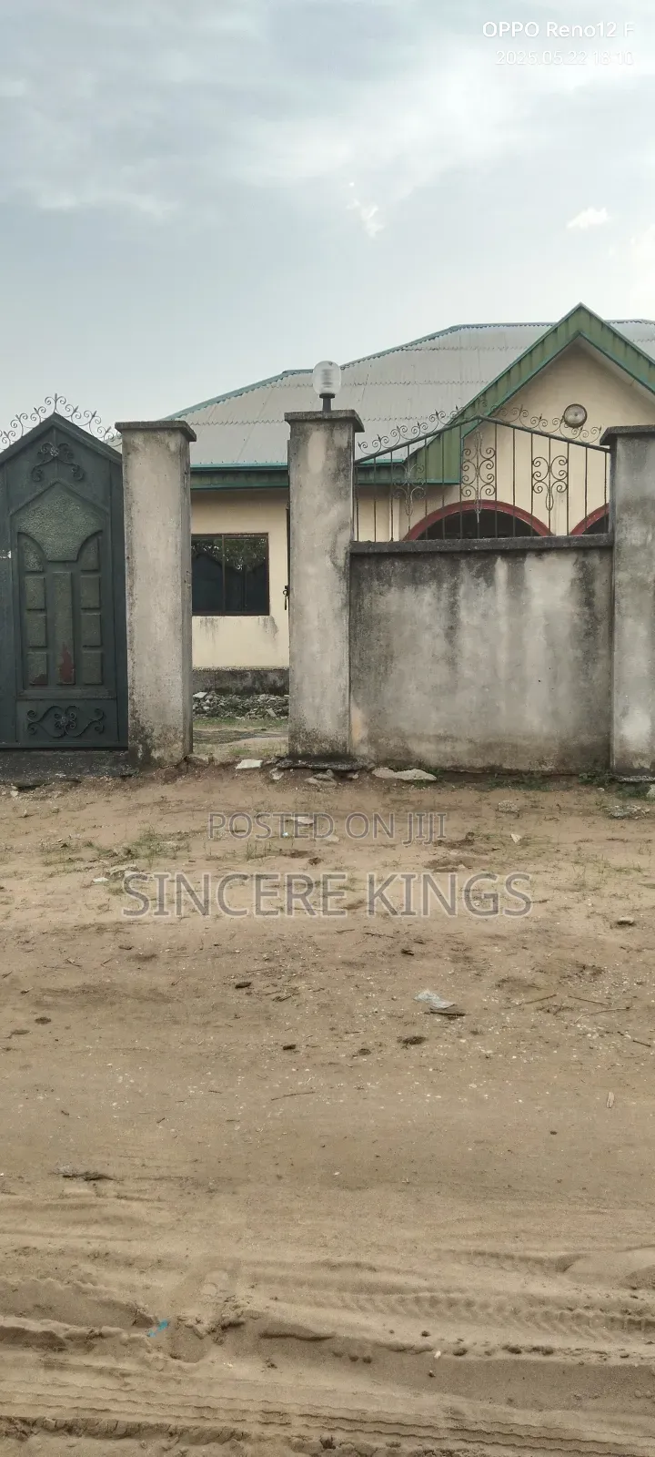 4bdrm Bungalow in Off Stadium Rd Uyo for sale
