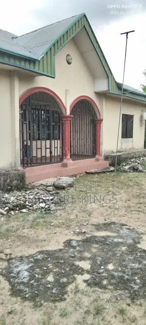 4bdrm Bungalow in Off Stadium Rd Uyo for sale