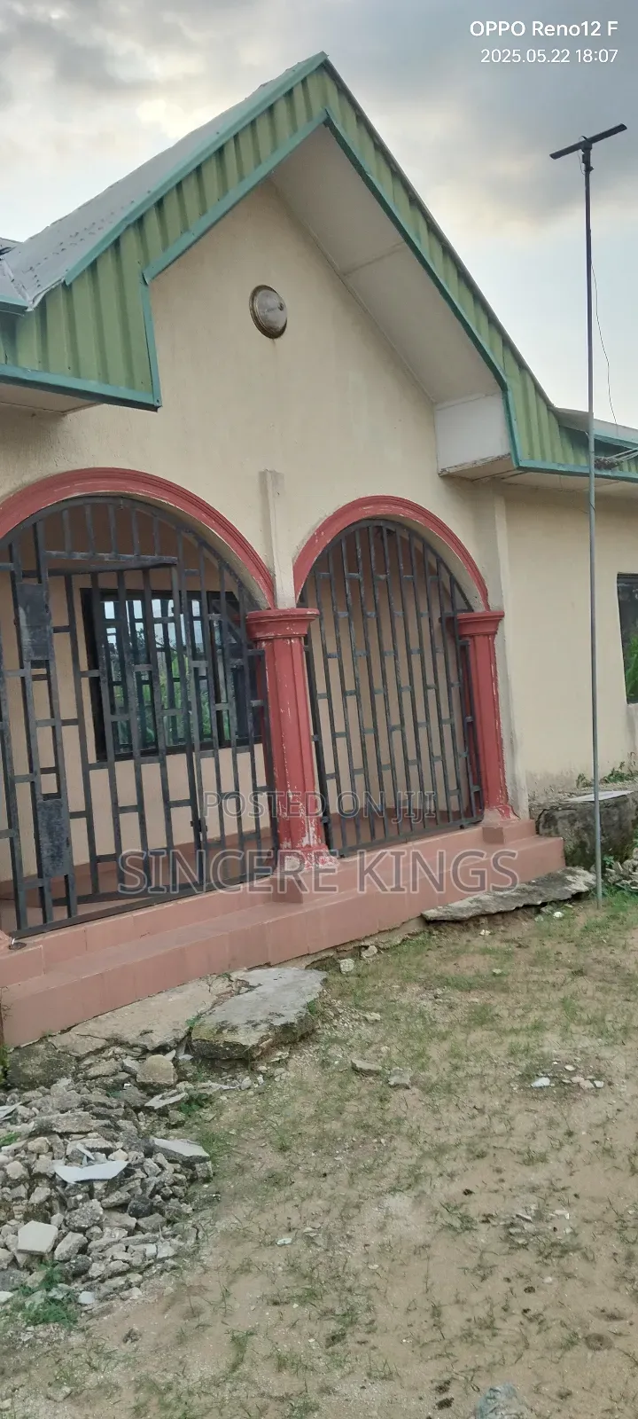 4bdrm Bungalow in Off Stadium Rd Uyo for sale