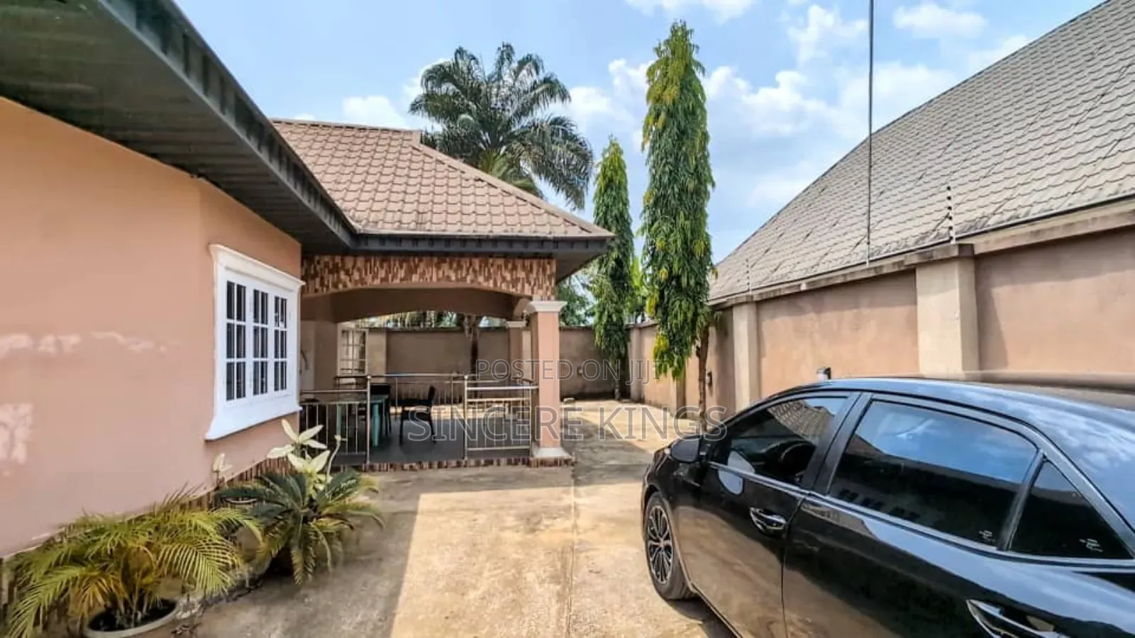 4bdrm Bungalow in Off Stadium Rd Uyo for sale