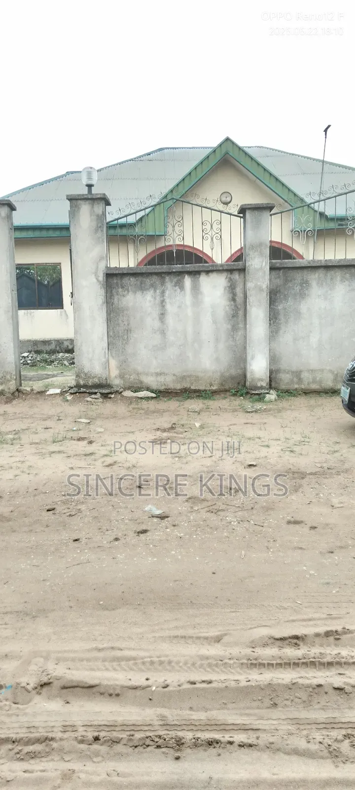 4bdrm Bungalow in Off Stadium Rd Uyo for sale