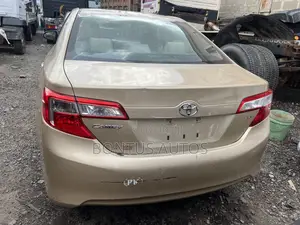 Toyota Camry LE 4dr Sedan (2.5L 4cyl 6A) 2012 Gold