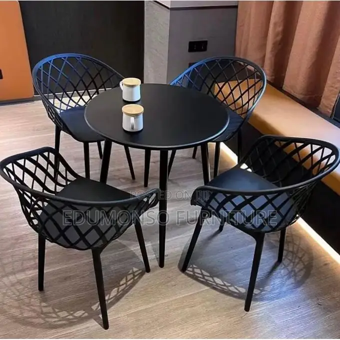 Luxury Dinning Round Table 4 Strong Basket Chairs