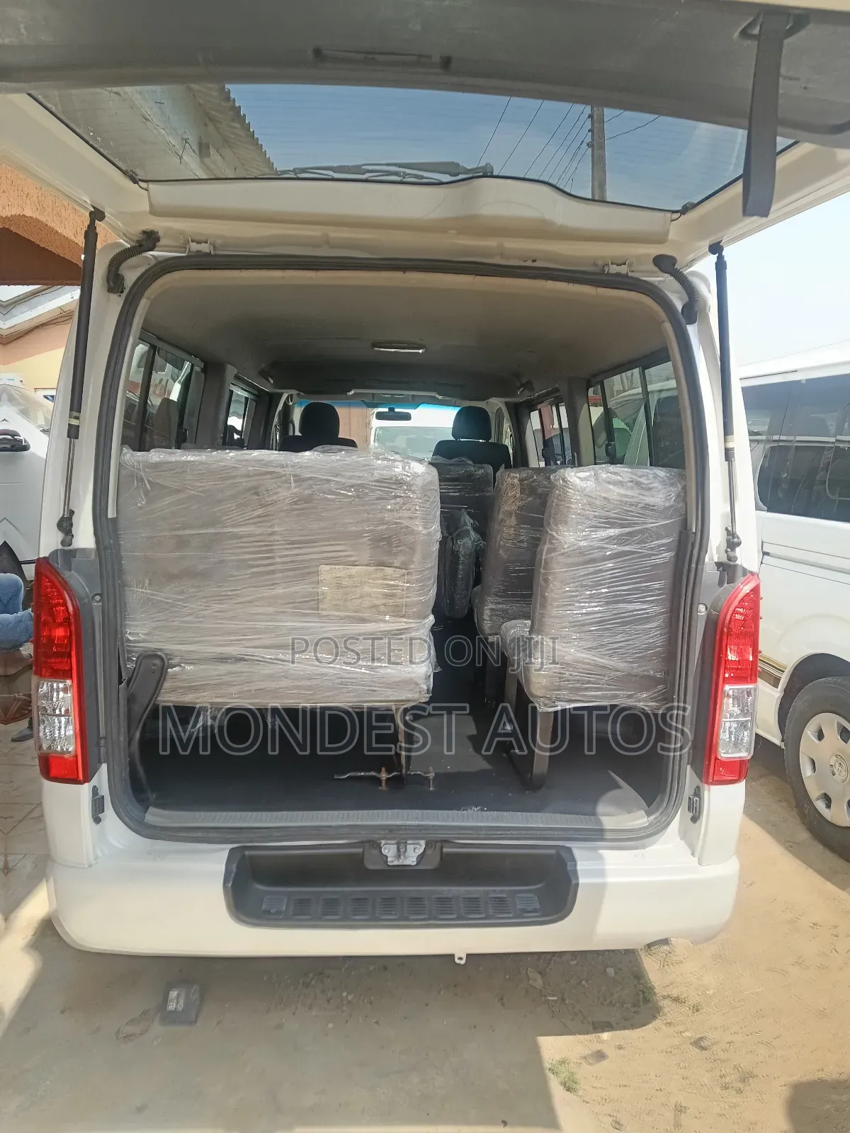 Toyota HiAce 2014 White