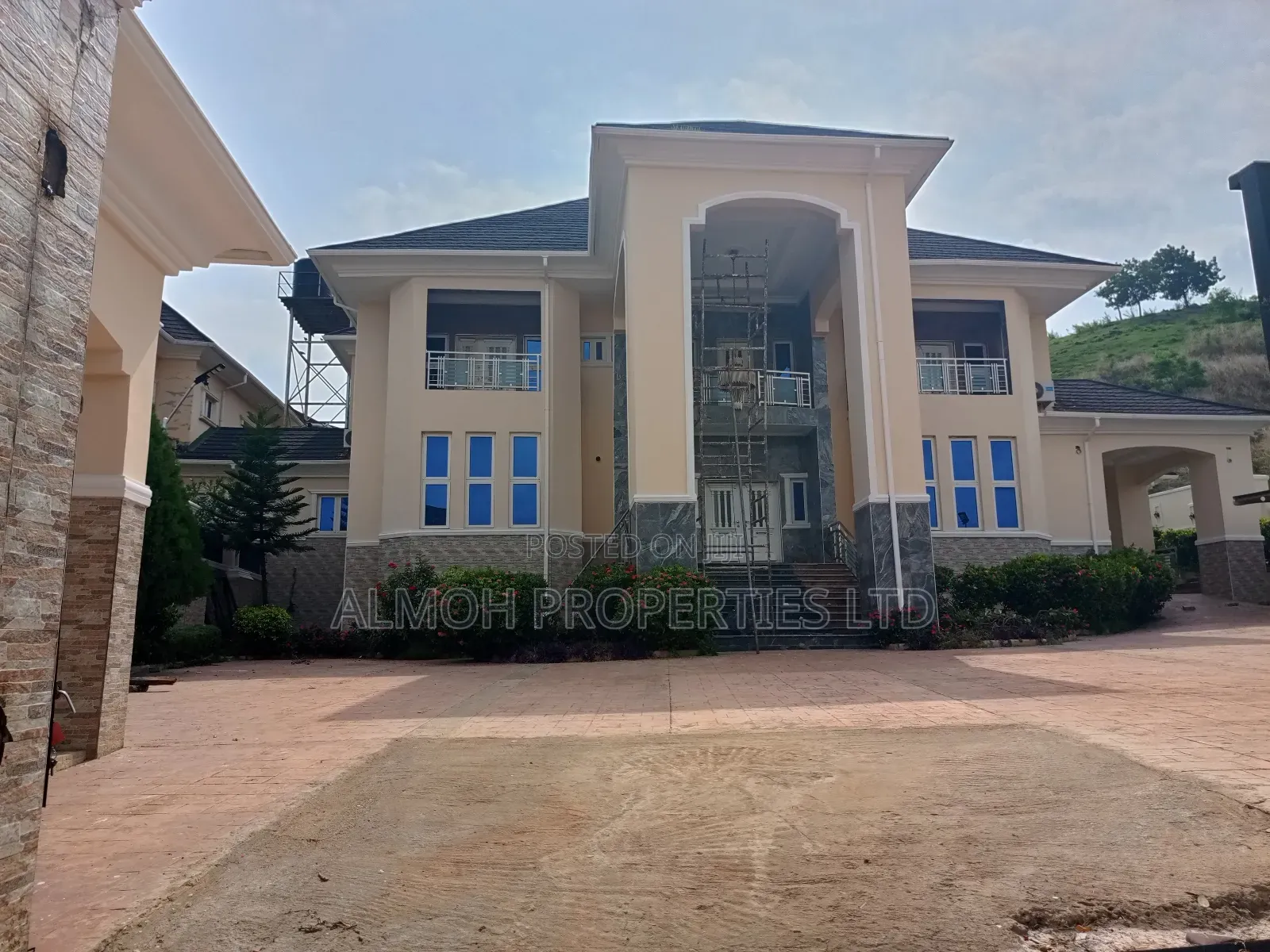 6bdrm Duplex in Apo Legislative for rent