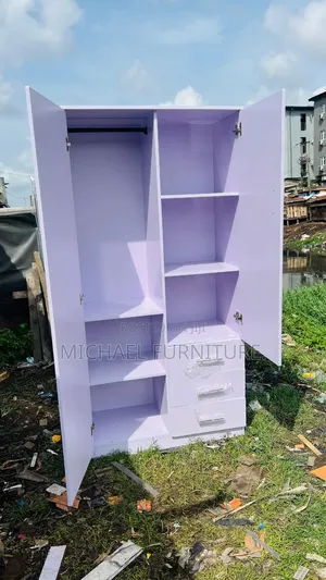 Smooth and Clean Wardrobe With Mirror