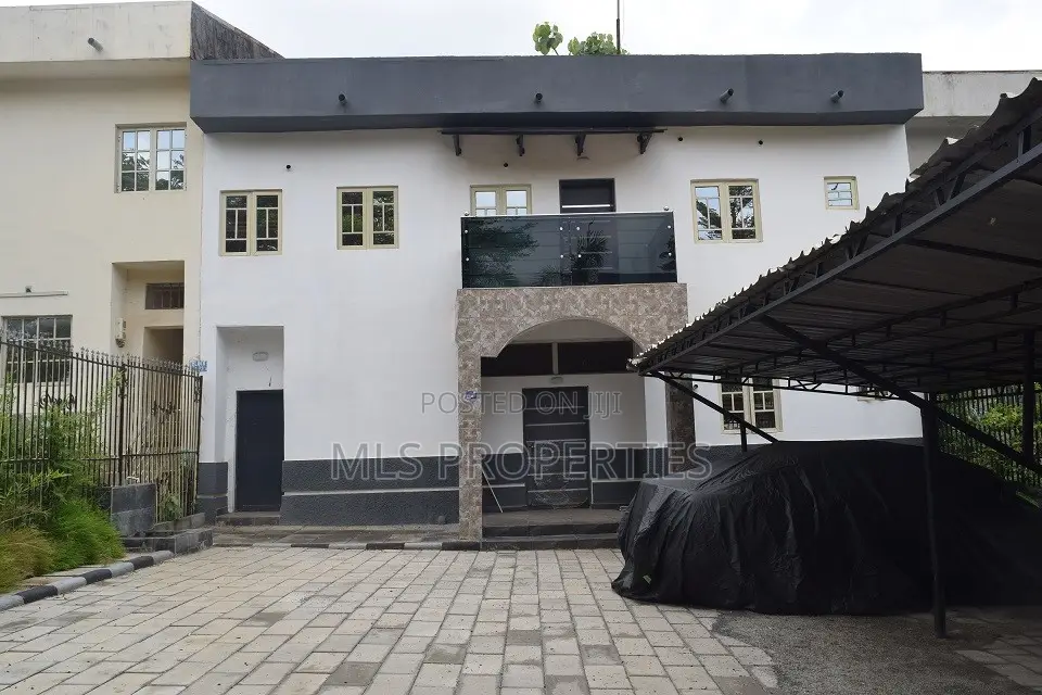 5bdrm Townhouse / Terrace in Apo, Zone B for rent