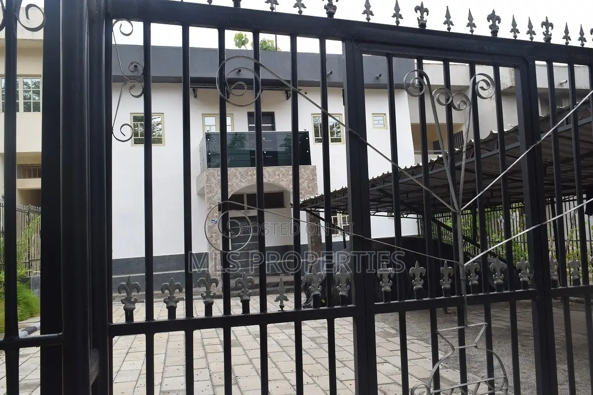 5bdrm Townhouse / Terrace in Apo, Zone B for rent