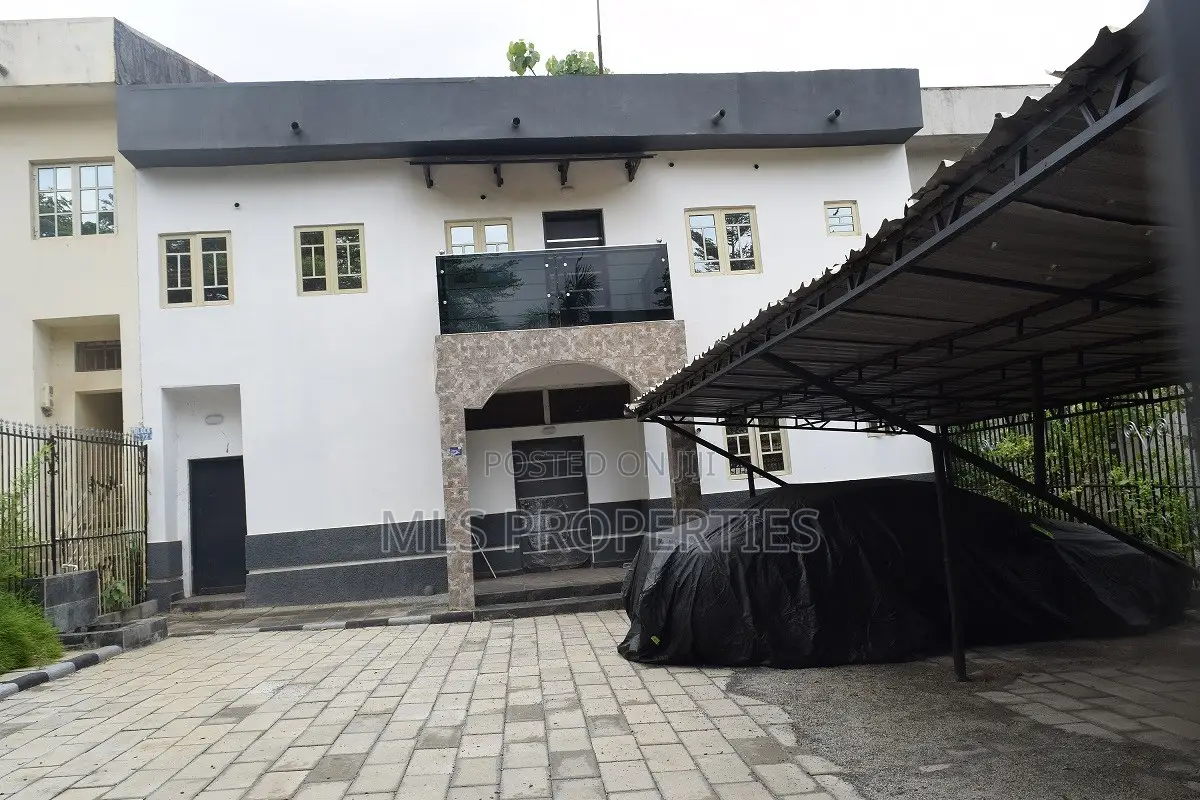 5bdrm Townhouse / Terrace in Apo, Zone B for rent