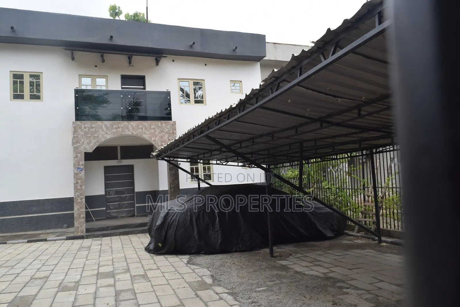 5bdrm Townhouse / Terrace in Apo, Zone B for rent