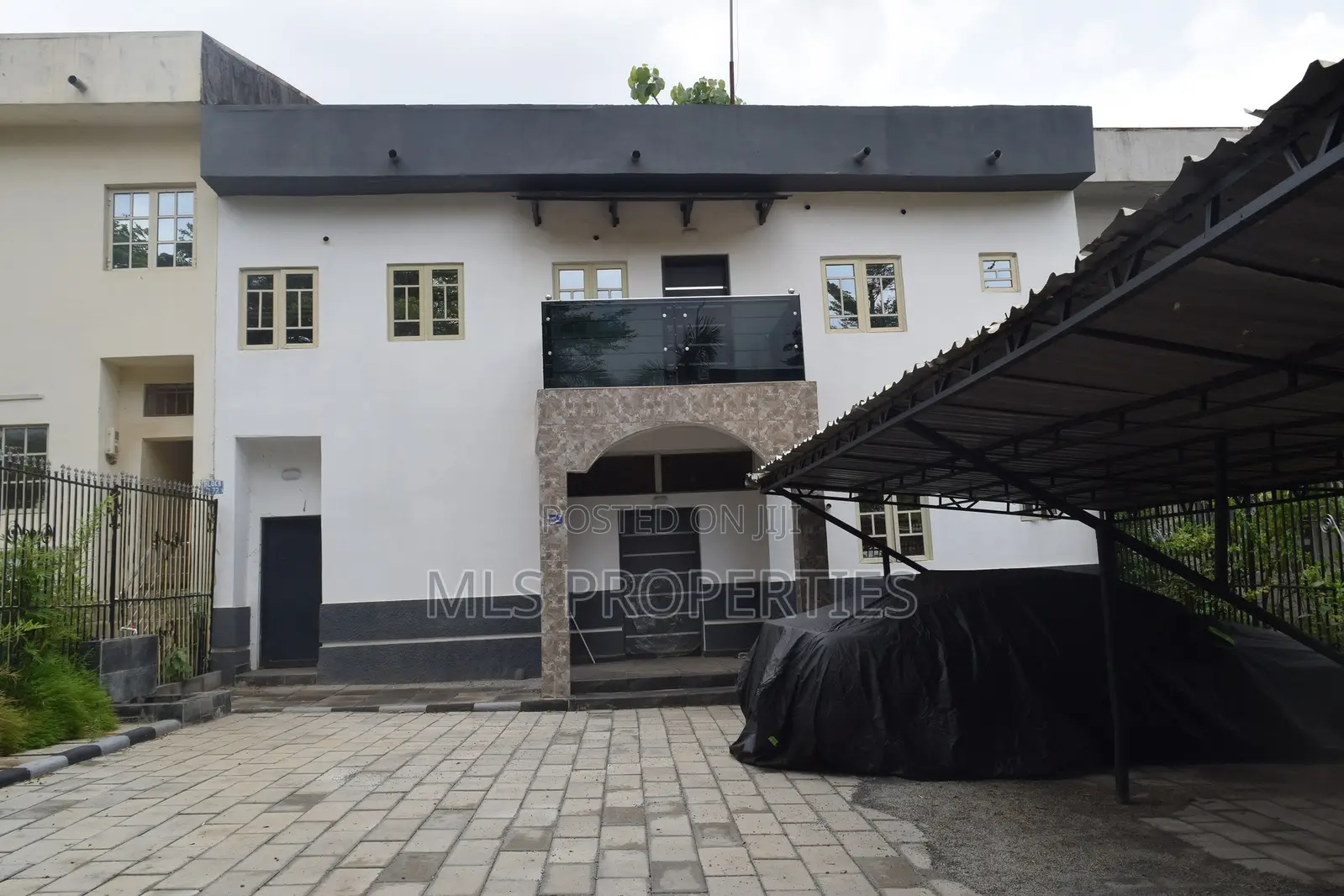 5bdrm Townhouse / Terrace in Apo, Zone B for rent