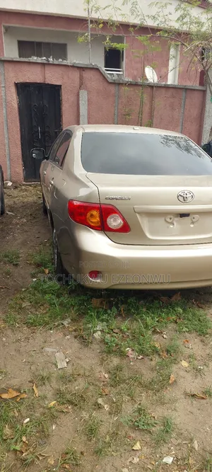 Toyota Corolla XLE 4dr Sedan (1.8L 4cyl 4A) 2010 Gold