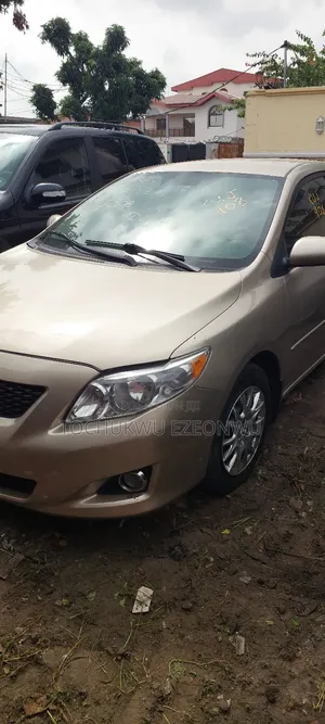 Toyota Corolla XLE 4dr Sedan (1.8L 4cyl 4A) 2010 Gold