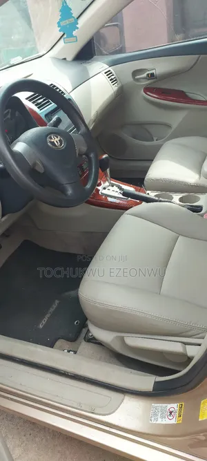 Toyota Corolla LE 4dr Sedan (1.8L 4cyl 4A) 2011 Gold