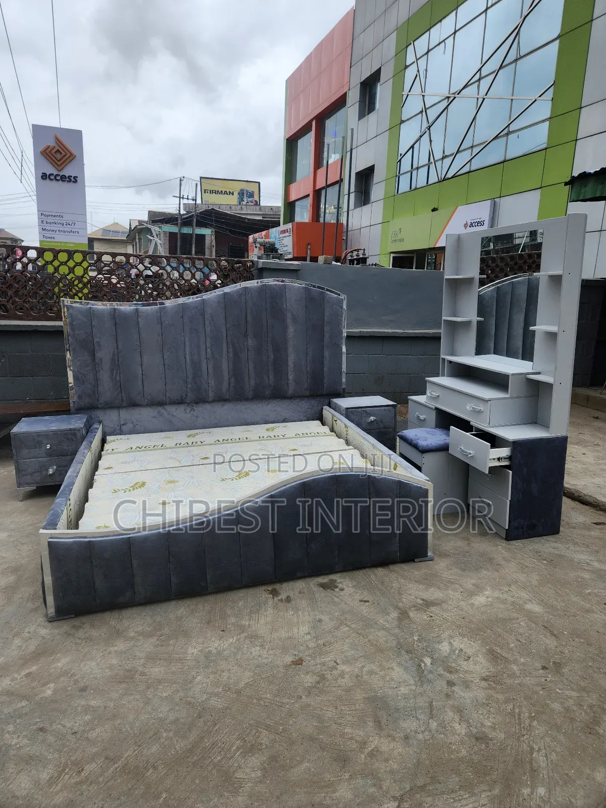 Luxury 6by6 Bed Set With Its Accessories