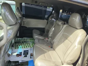 Toyota Sienna XLE 8 Passenger (3.5L 6cyl 6A) 2016 Gold