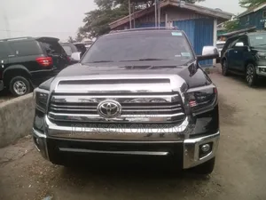 Toyota Sequoia Platinum 4dr SUV 4WD (5.7L 8cyl 6A) 2015 Black