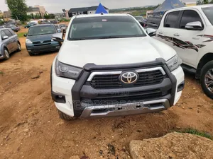 Photo - Toyota Hilux 2023 White