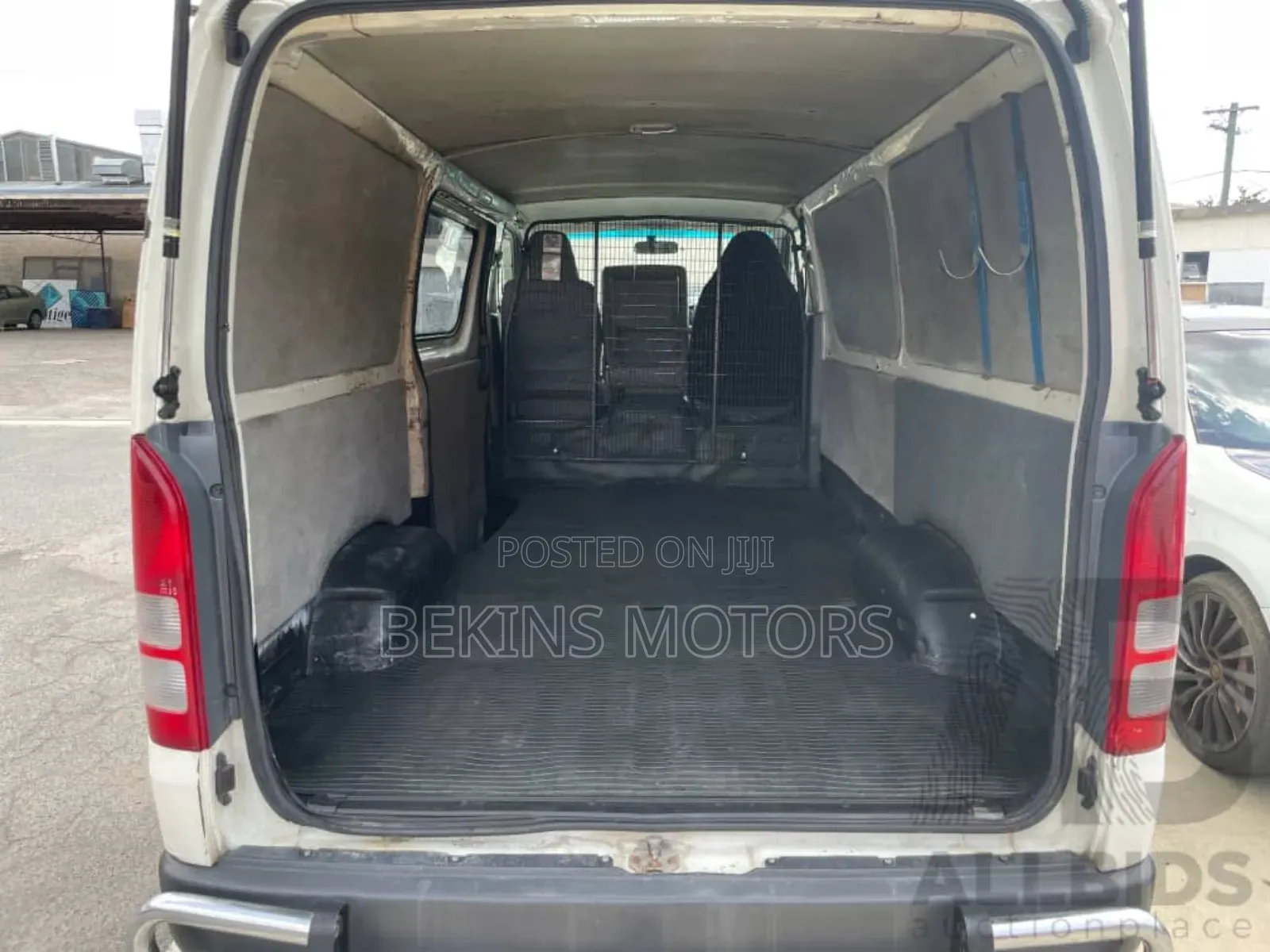 Toyota HiAce 2010 White