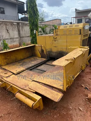 Photo - Isuzu Tyre Asphalt Paver - Foreign Use