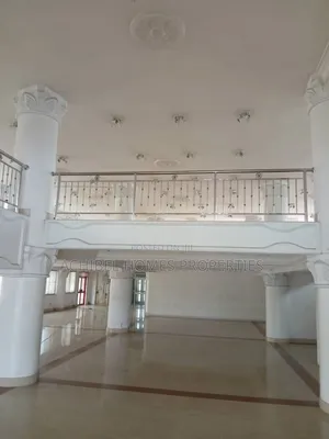 A 980 Square Meter Open Space for Banking Hall/Showroom