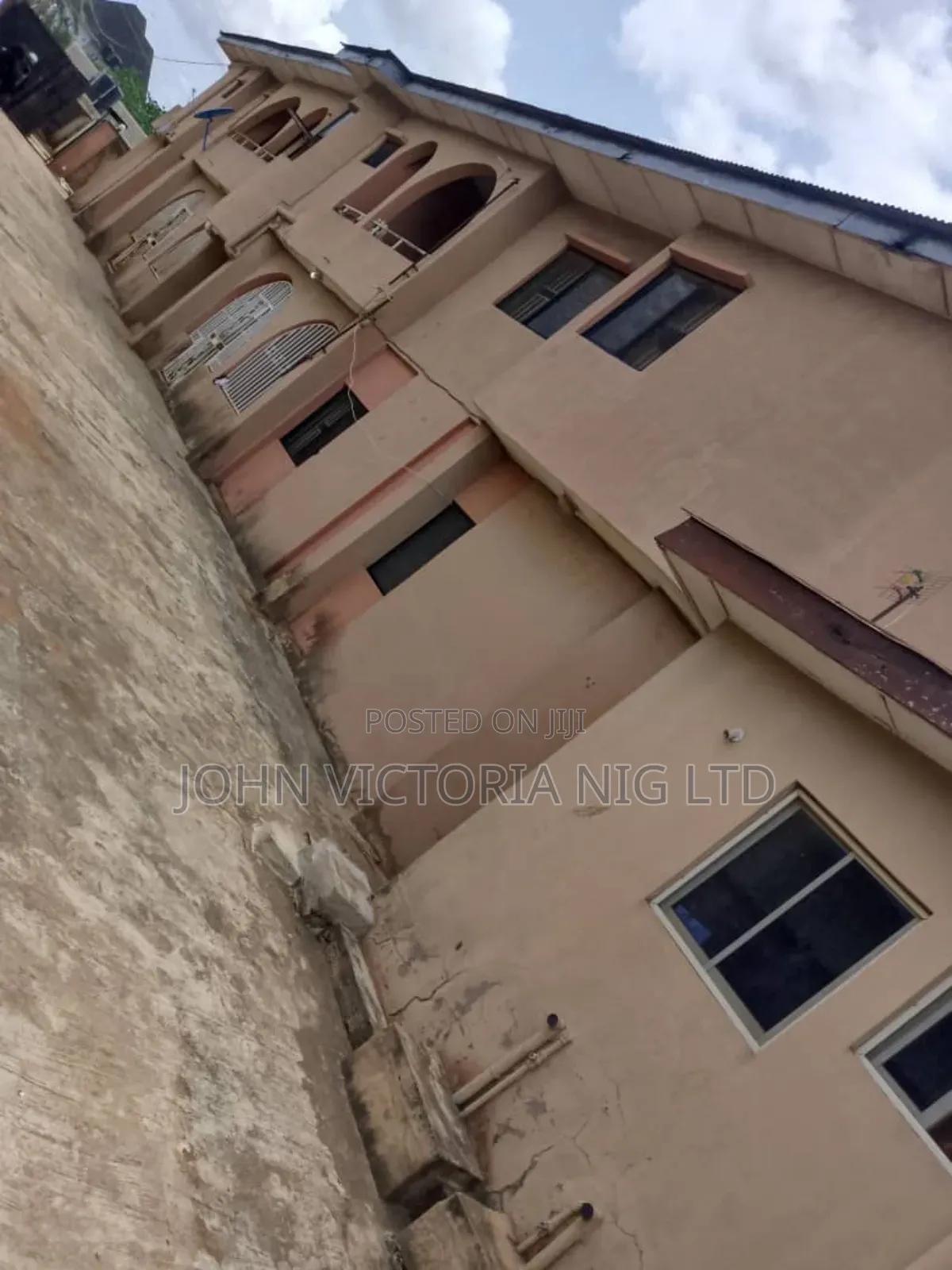 12bdrm Block of Flats in Off Ashipa, Ipaja / Ipaja for sale