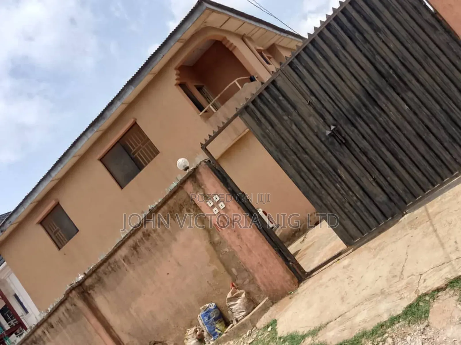 12bdrm Block of Flats in Off Ashipa, Ipaja / Ipaja for sale