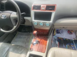Toyota Camry LE V6 4dr Sedan (3.5L 6cyl 6A) 2011 Gold