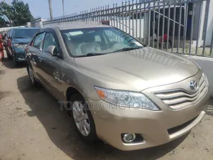 Toyota Camry LE V6 4dr Sedan (3.5L 6cyl 6A) 2011 Gold