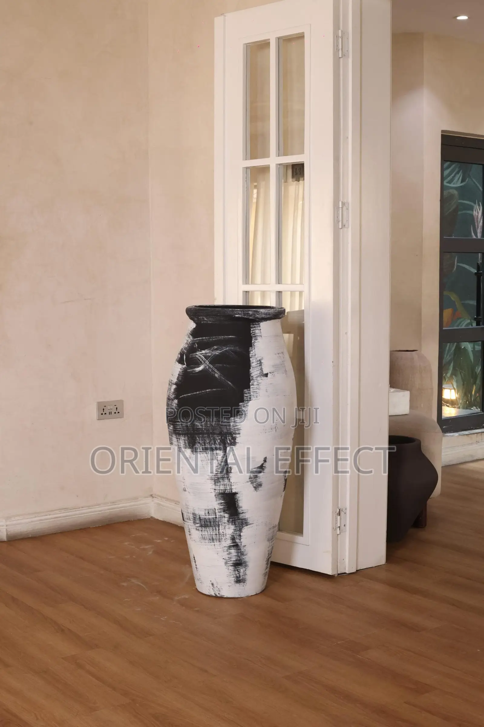 Nile Pot (White Stroke)