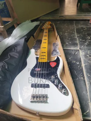 Photo - Squire by Fender Active 5 Strings Bass Guitar