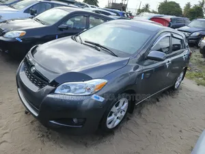 Toyota Matrix L Hatchback FWD (1.8L 4cyl 5M) 2013 Gray