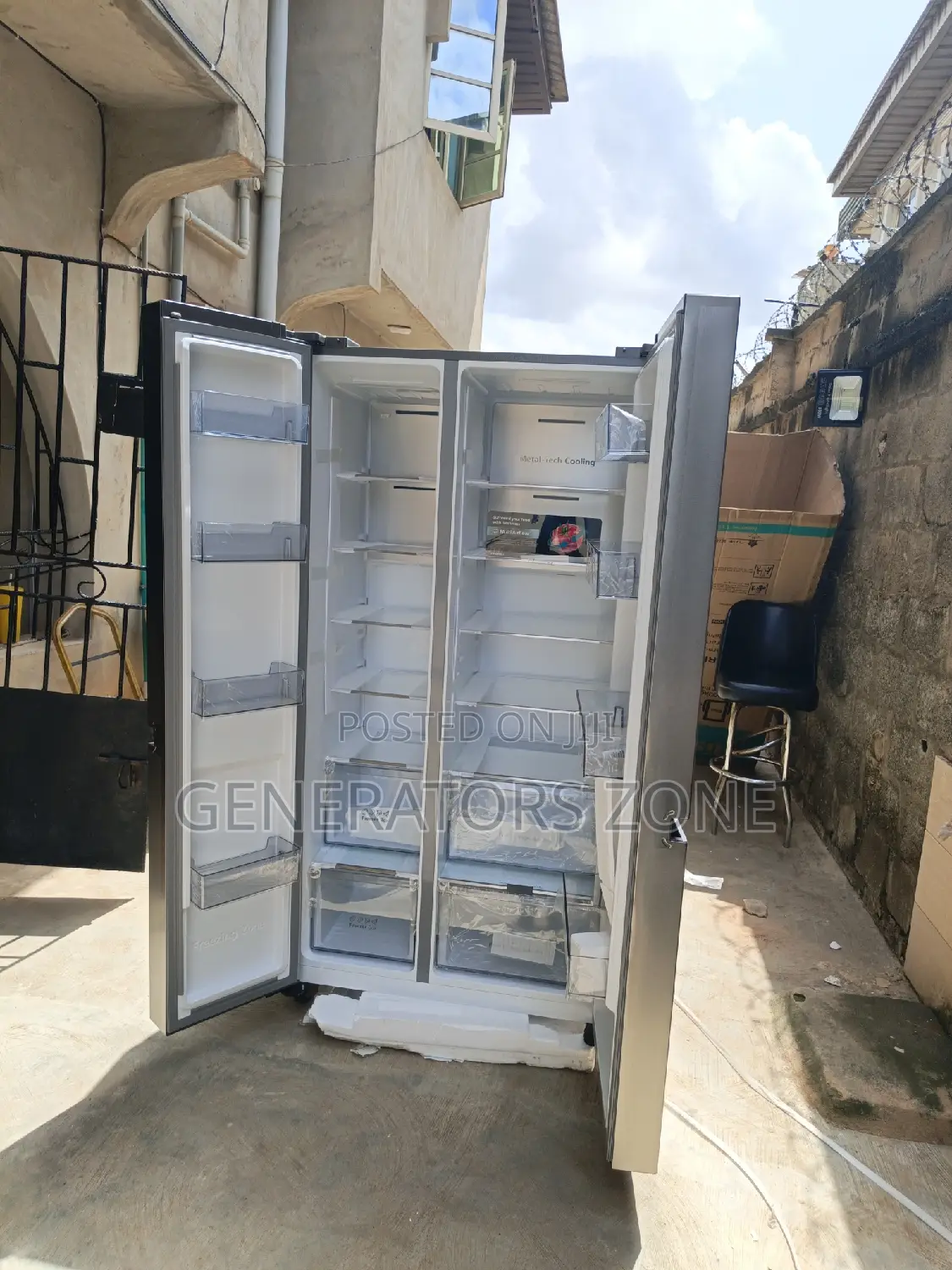 Spacious Interior Hisense 87ws 634l Refrigerator