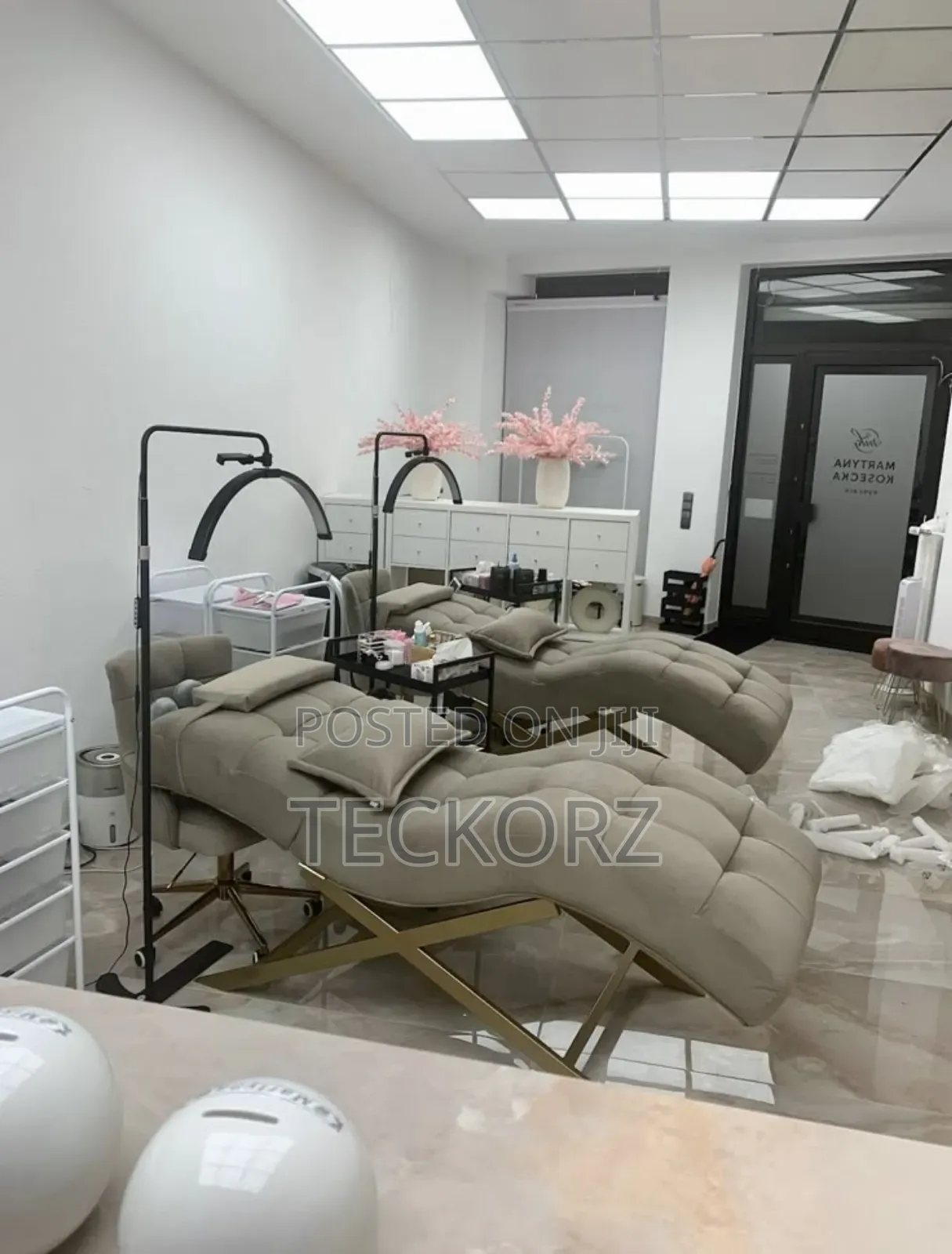 Lash Bed With Adjustable Back Rest