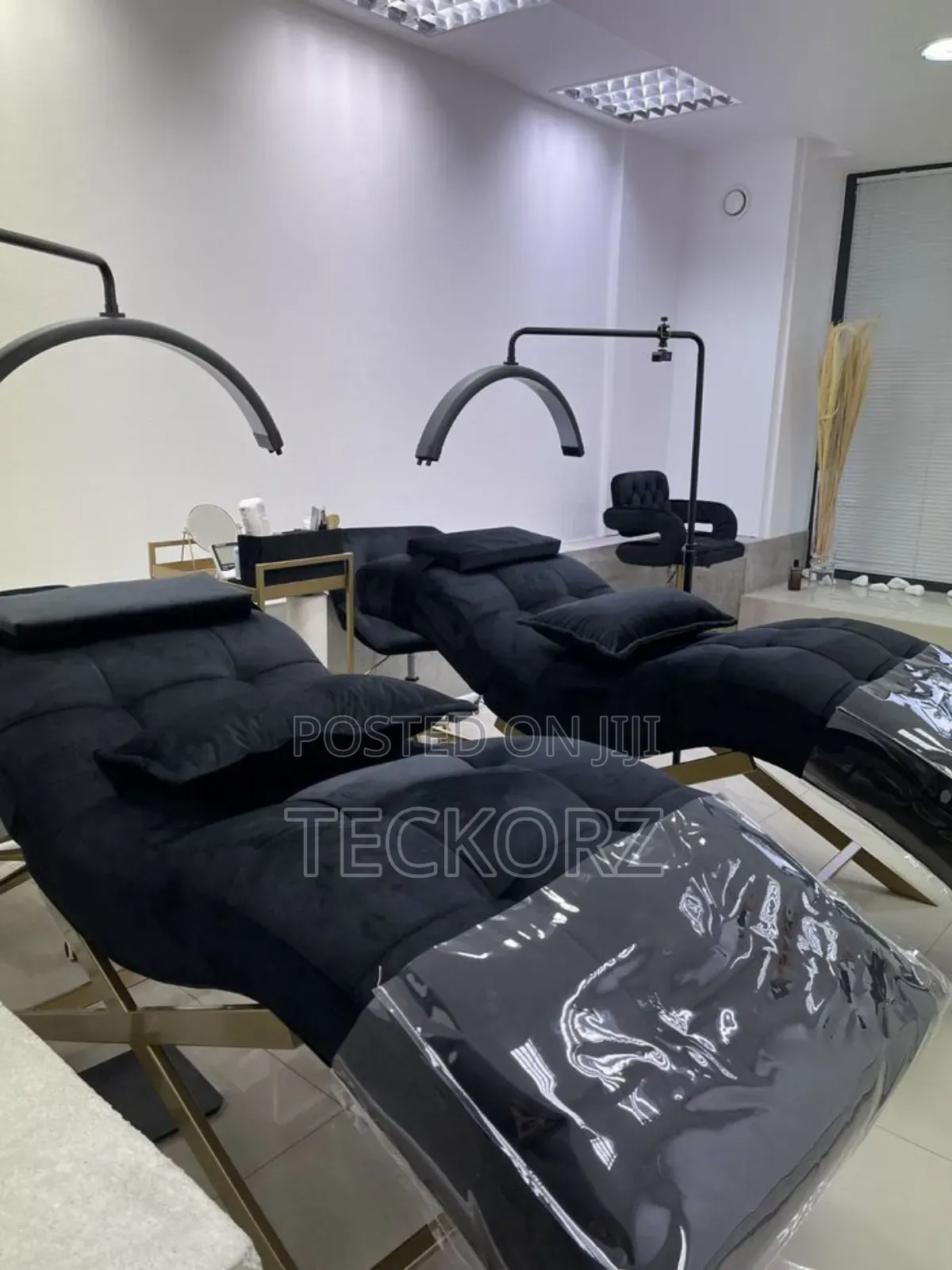 Lash Bed With Adjustable Back Rest