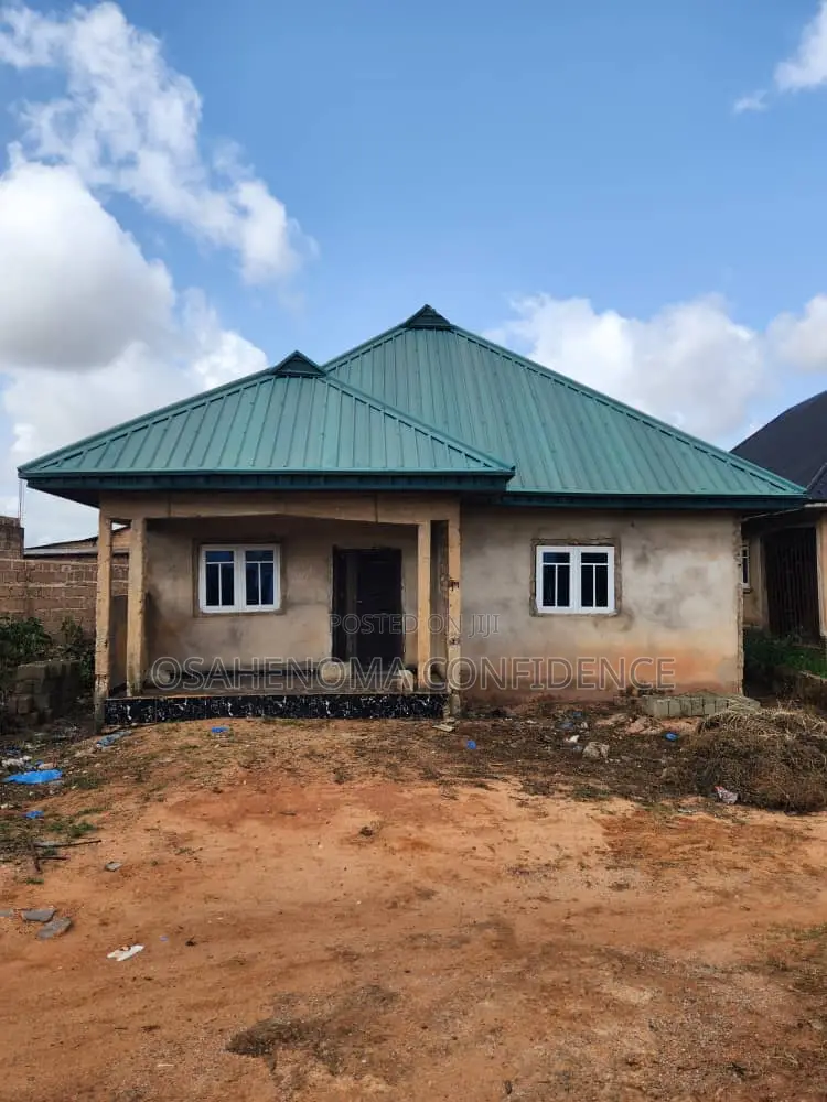 5bdrm Block of Flats in Ikpoba-Okha for sale