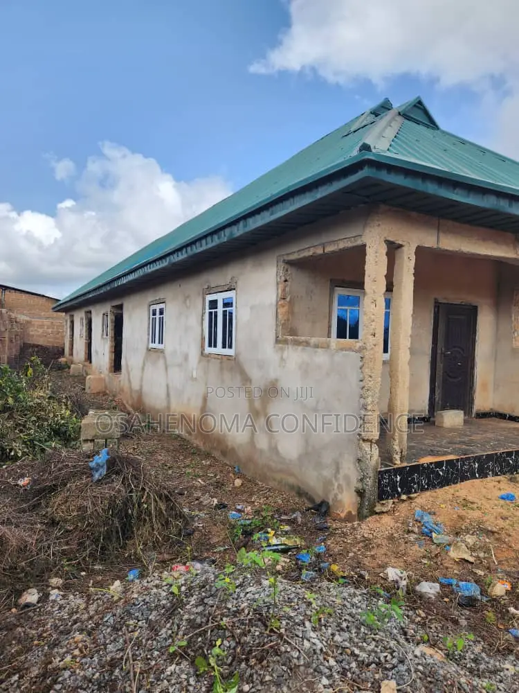 5bdrm Block of Flats in Ikpoba-Okha for sale