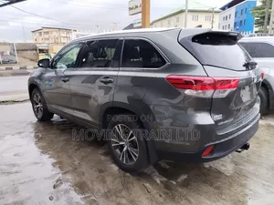Toyota Highlander XLE 4x4 V6 (3.5L 6cyl 8A) 2017 Green