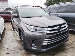 Toyota Highlander XLE 4x4 V6 (3.5L 6cyl 8A) 2017 Gray