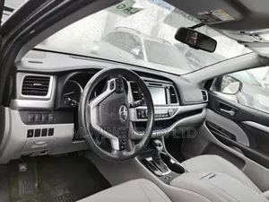 Toyota Highlander XLE 4x4 V6 (3.5L 6cyl 8A) 2017 Gray