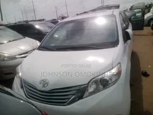 Toyota Sienna XLE 7 Passenger 2011 White