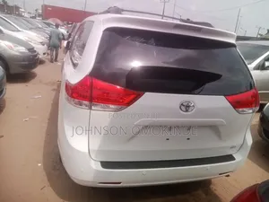 Toyota Sienna XLE 7 Passenger 2011 White