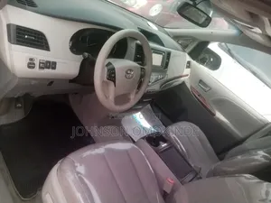 Toyota Sienna XLE 7 Passenger 2011 White