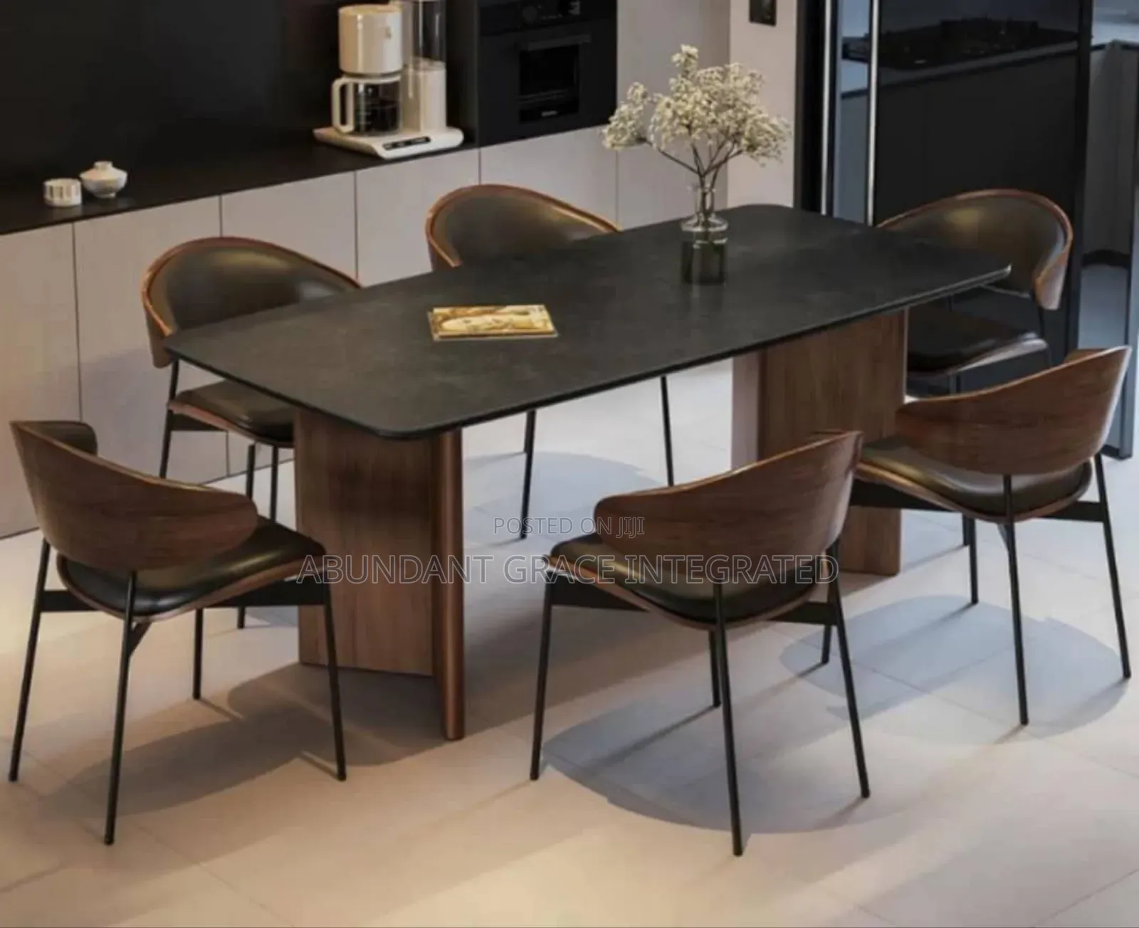 Luxury Dinning Table With 6 Seaters.