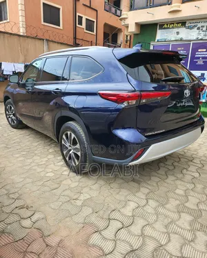 Toyota Highlander XLE 2021 Blue
